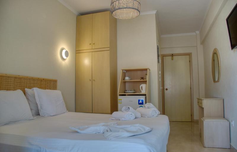 Double or Twin Room with Partial Sea View image 2