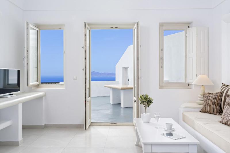 Two-Bedroom Suite with Outdoor Hot Tub and Sea View image 1