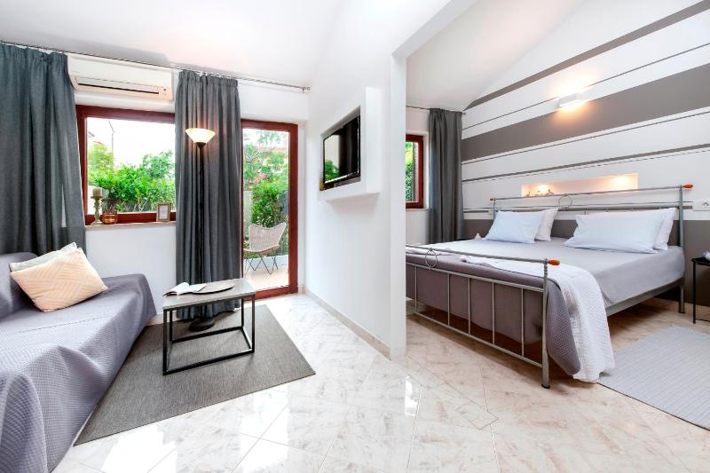 Studio Apartment image 4