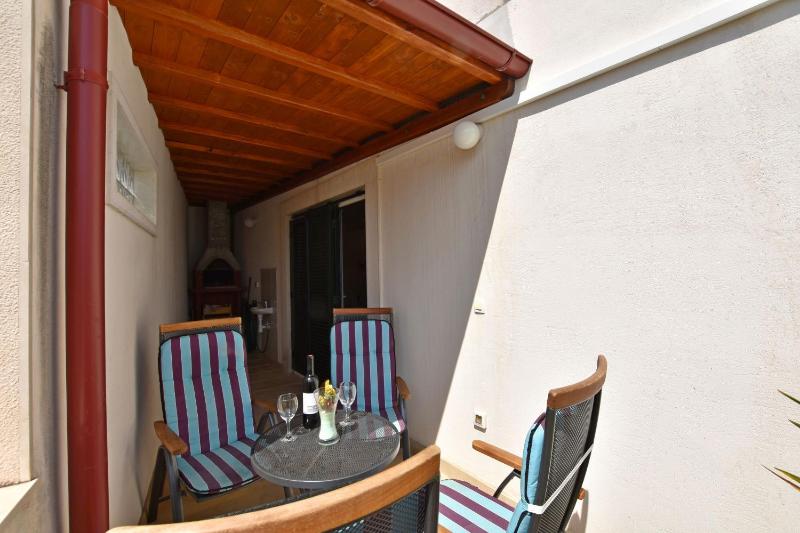 One-Bedroom Apartment image 2