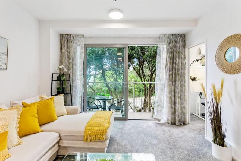 Hideaway Apartment with pool and free parking - image 5