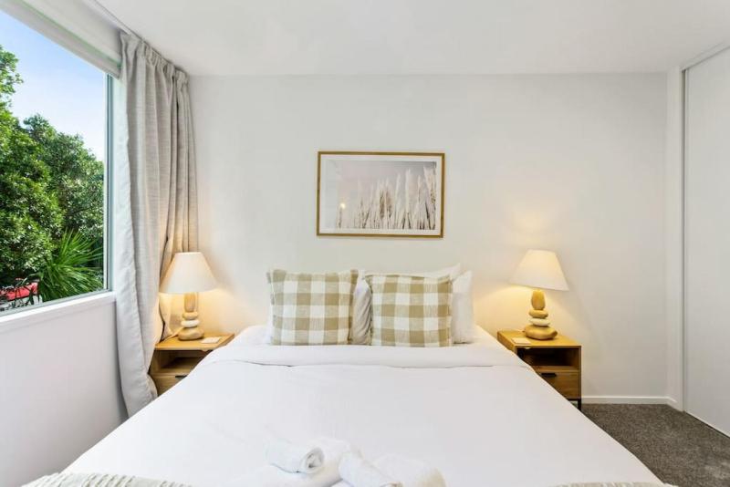 Hideaway Apartment with pool and free parking - image 4