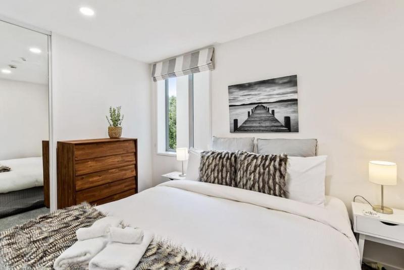 Hideaway Apartment with pool and free parking - image 11