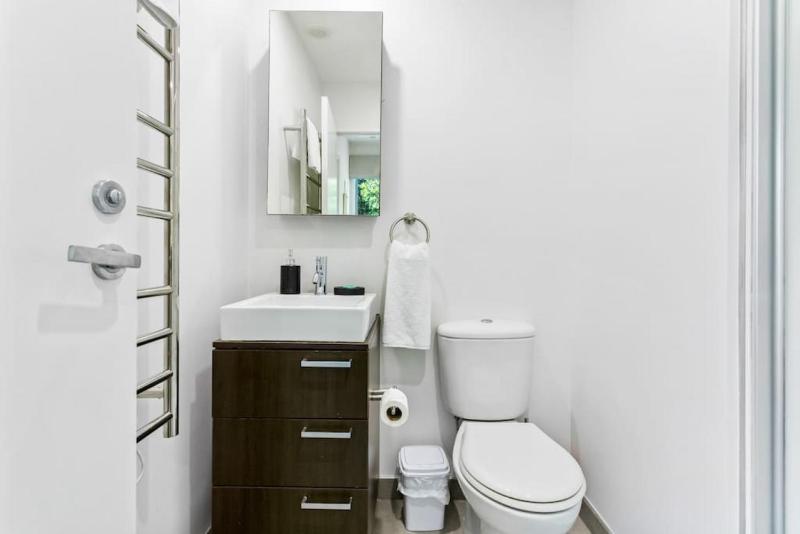 Hideaway Apartment with pool and free parking - image 13