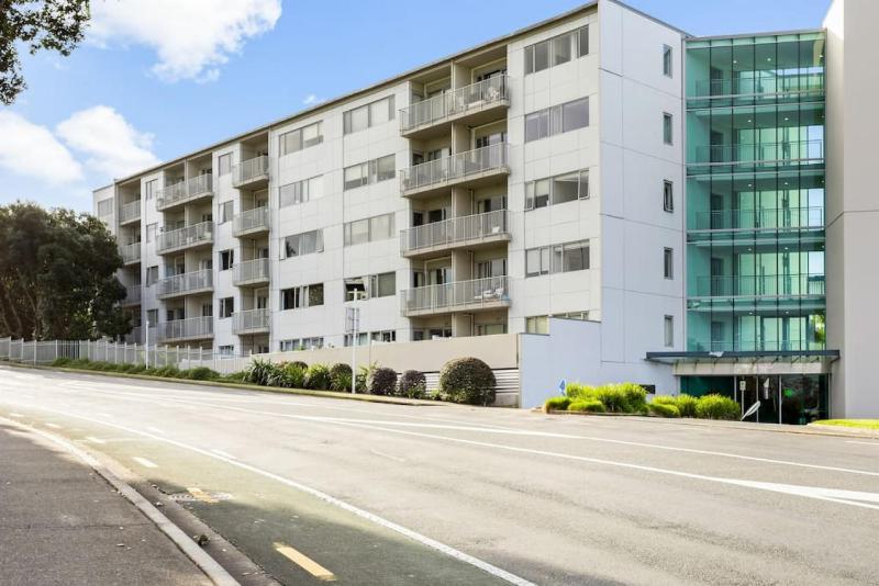 Hideaway Apartment with pool and free parking - image 12