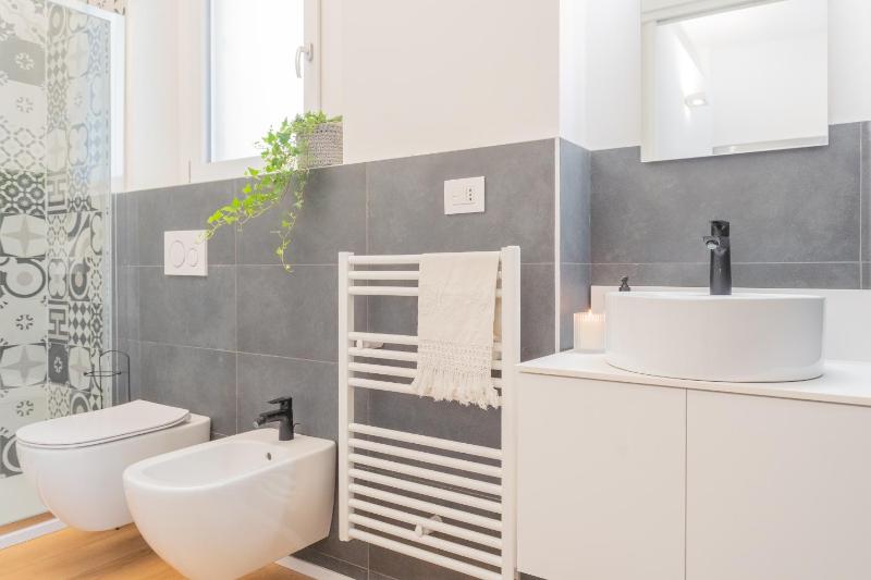 A Step from the Lake Apartment by Rent All Como - image 2