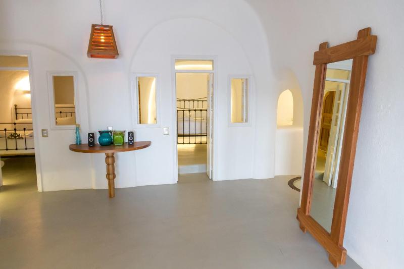 La Perla Suite with Outdoor Hot Tub and Caldera View image 3