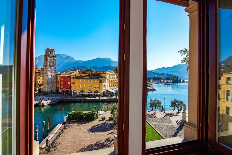 Superior Double or Twin Room with Lake View image 3