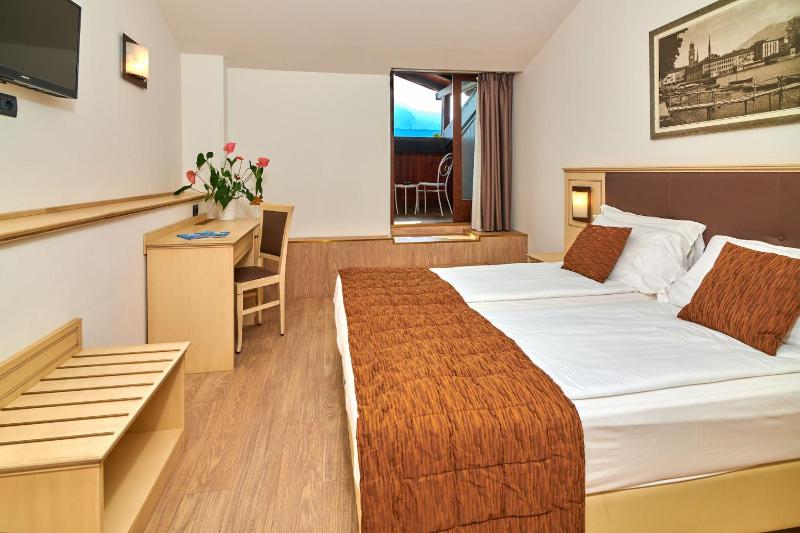 Superior Double or Twin Room with Lake View image 4
