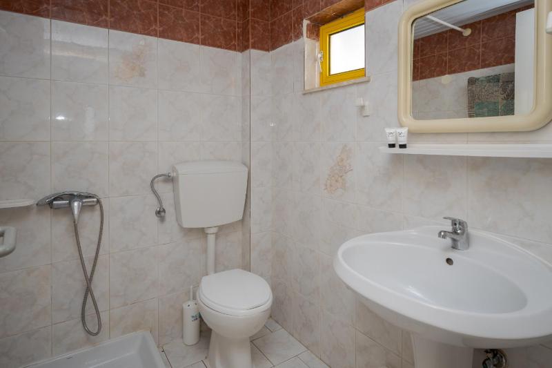 Apartment (3 Adults) image 3