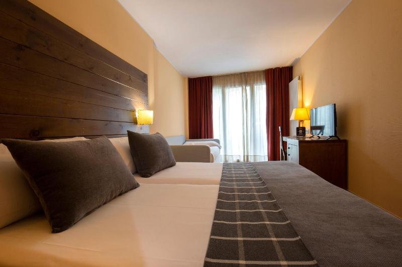 Triple Room (2 Adults + 1 Child) image 1