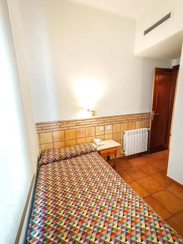 Single Room image 4