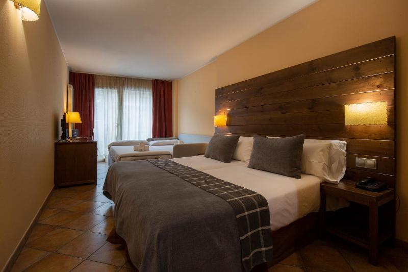 Quadruple Room (4 Adults) image 1