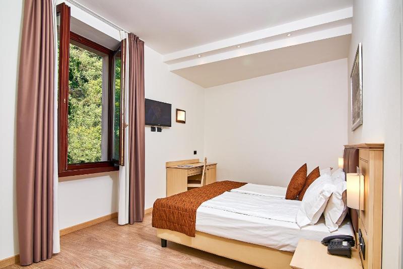Classic Double or Twin Room image 1
