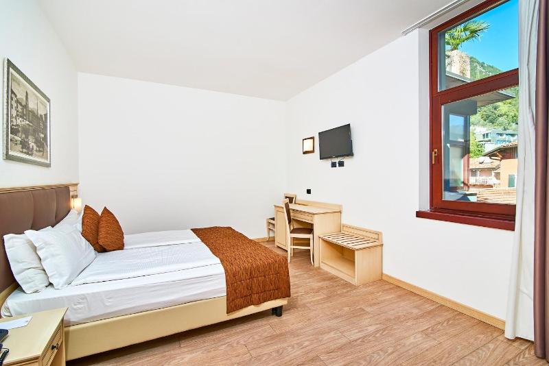 Classic Double or Twin Room image 3