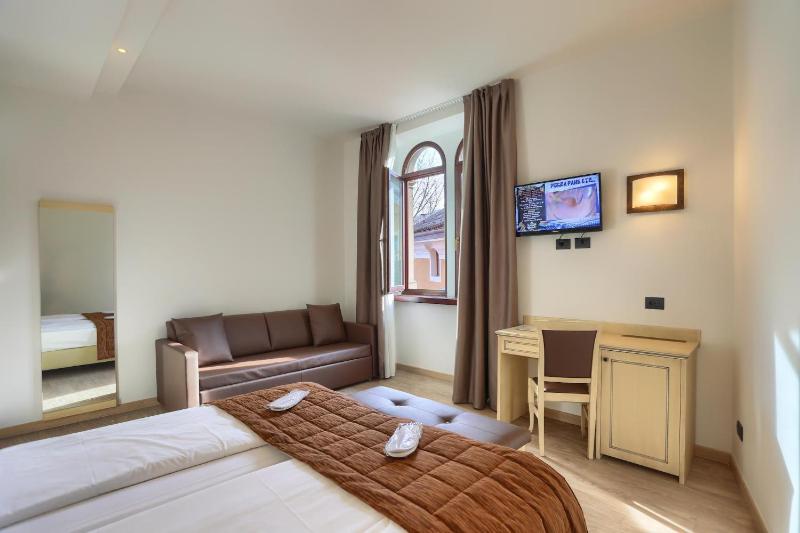 Classic Double or Twin Room image 4