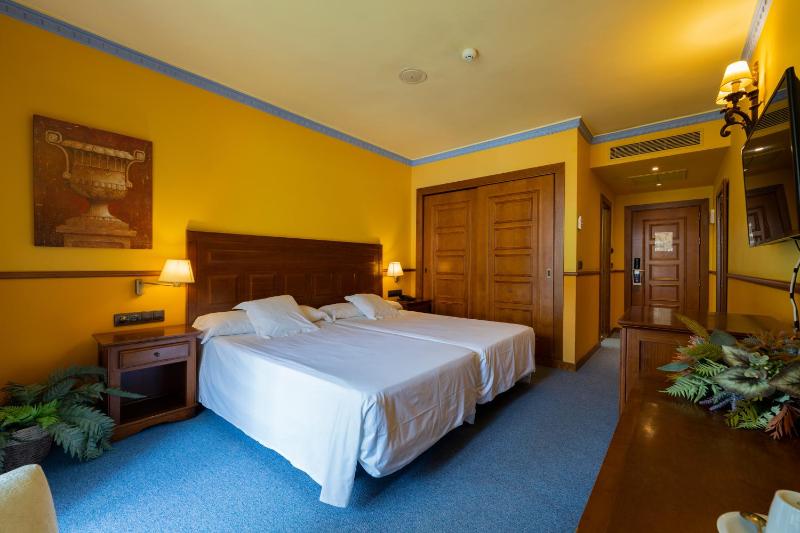 Double Room with Pool  Access image 4