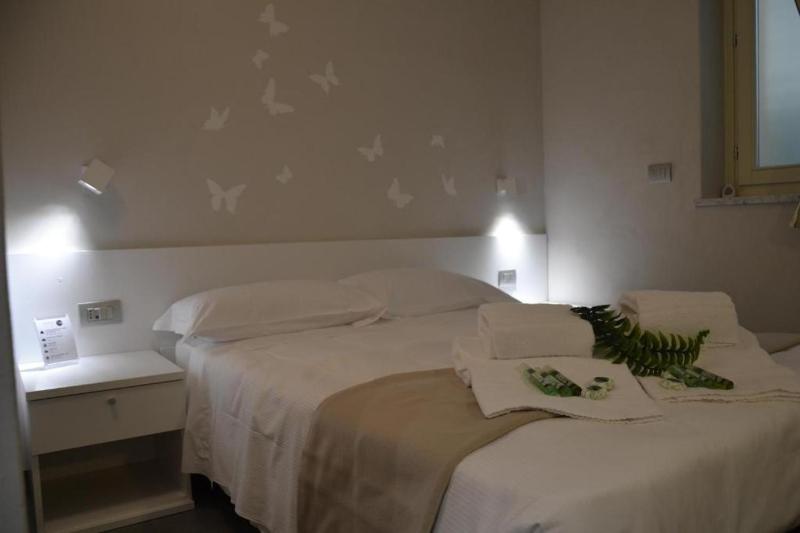 Double Room image 3