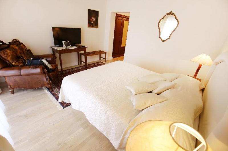 Suite with Balcony and Sea View image 4