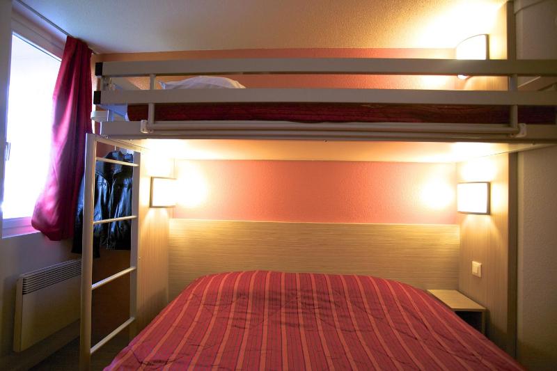 Triple Room (1 Double Bed + 1 Single Bed) image 3