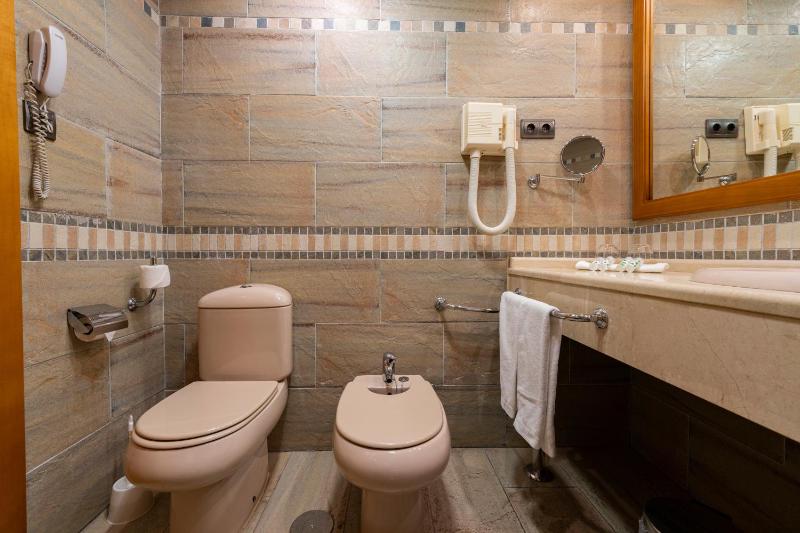 Family Room (2 Adults + 1 Child) image 4