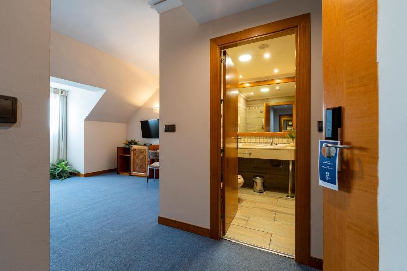 Family Room (2 Adults + 1 Child) image 3