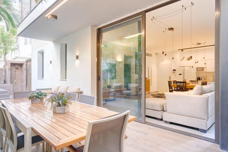 Oasis Garden 2BR near the Sea by HolyGuest - image 11