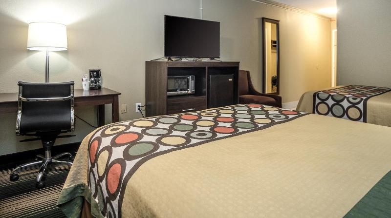 Queen Room with Two Queen Beds - Non-Smoking image 4