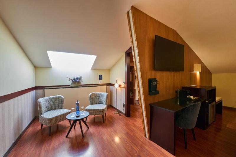 Superior Double Room - Attic image 3
