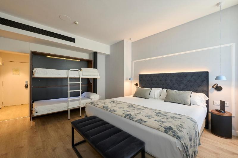 Premium Family Room image 1