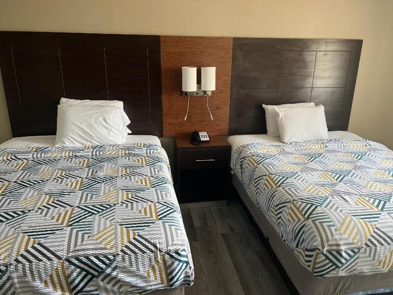 Queen Room with Two Queen Beds - Non-Smoking image 2