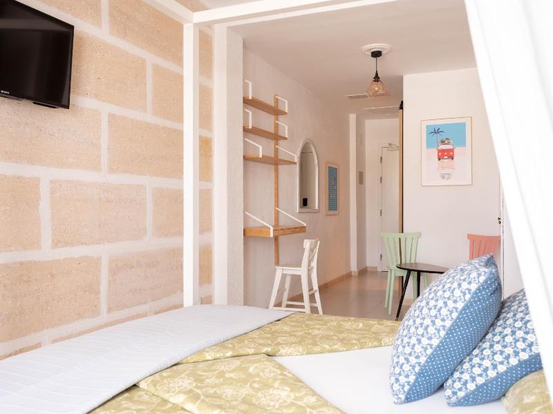 Double Room with Balcony and Sea View image 4