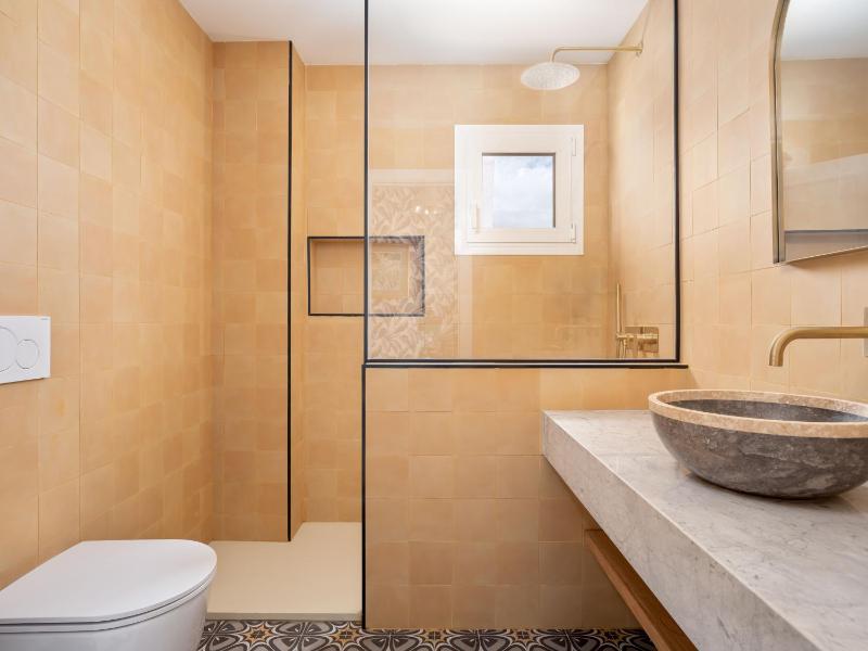 Double Room with Balcony image 2