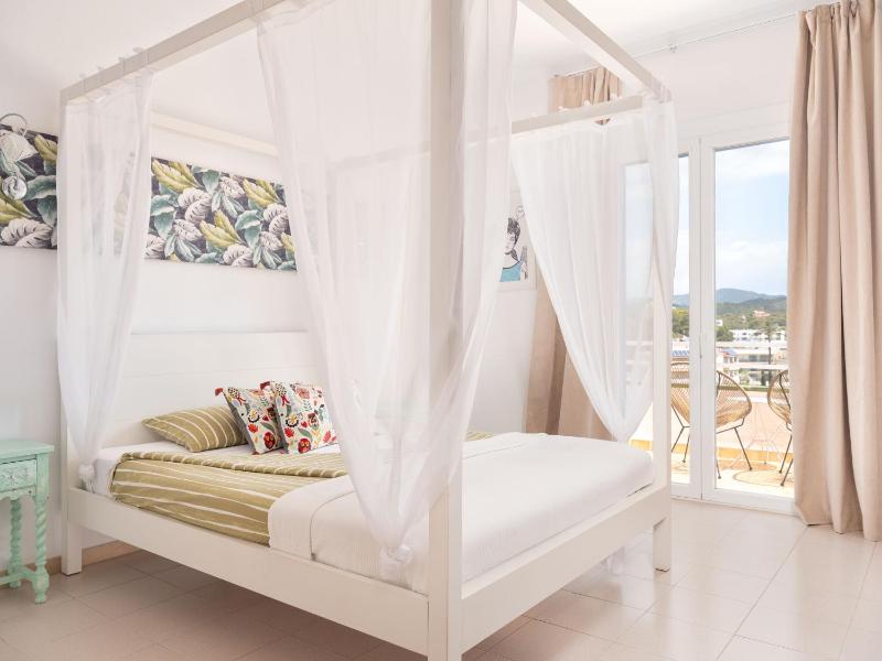 Double Room with Balcony and Sea View image 1