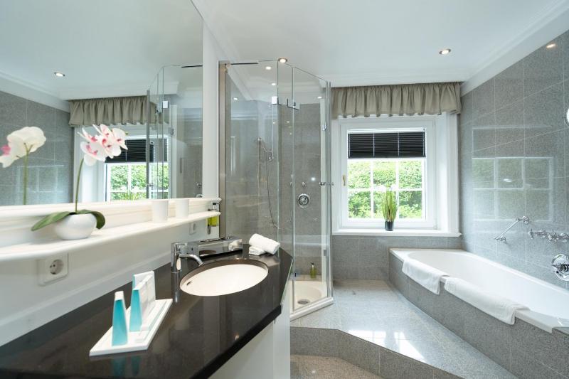 Deluxe Suite image 3
