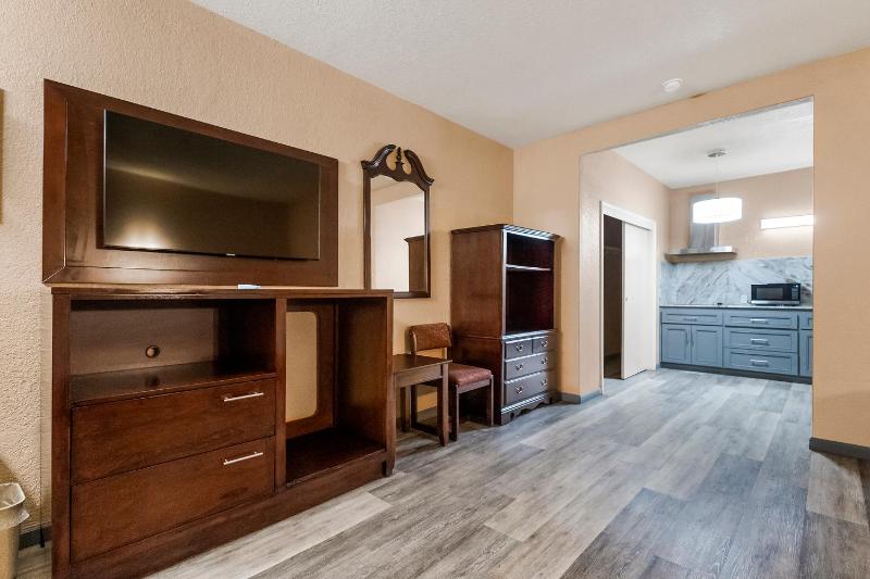 Queen Suite image 4
