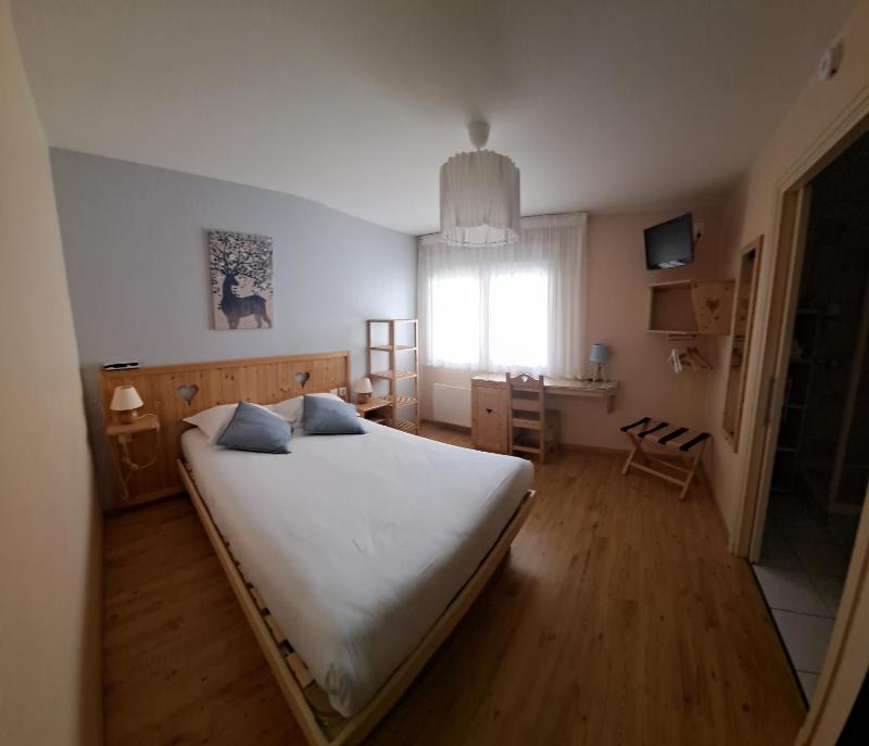 Standard Double Room image 3