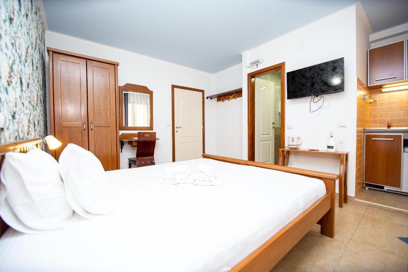 Double Room with Balcony image 1