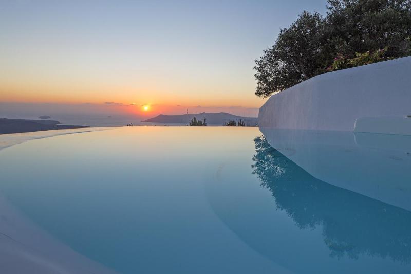 Two-Bedroom Villa with Caldera View image 3