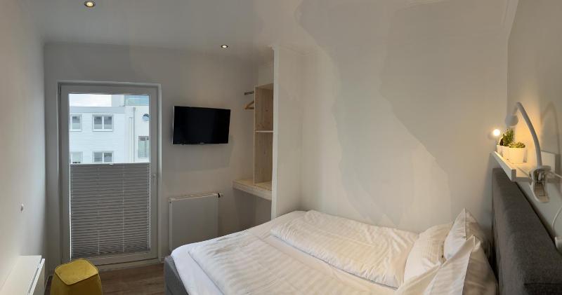 Small Double Room image 3