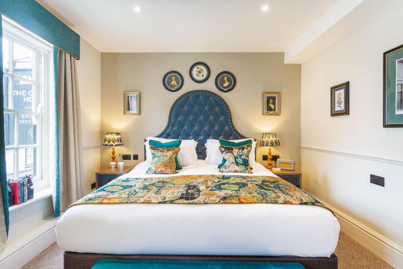 Classic Double Room image 3