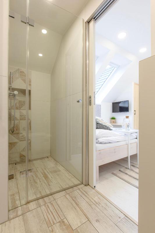 Double Room image 3