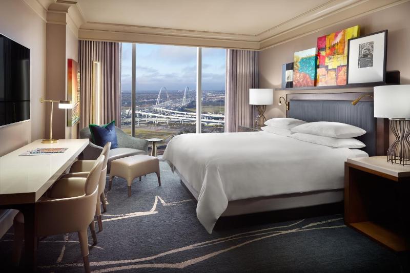 Deluxe King Room image 2