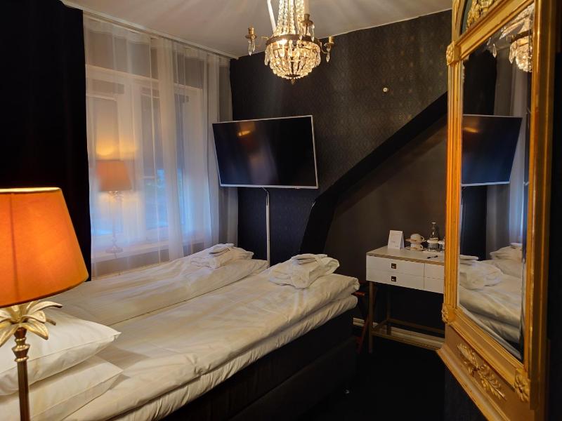 Small Double Room image 1