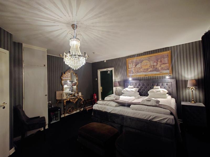 Family Room image 1