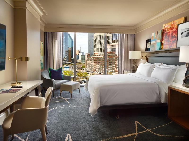 Premier King Room image 2