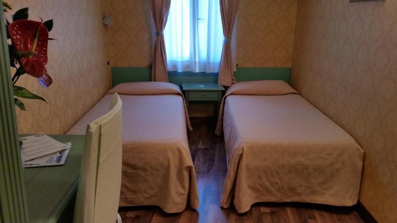 Triple Room with Canal View image 1