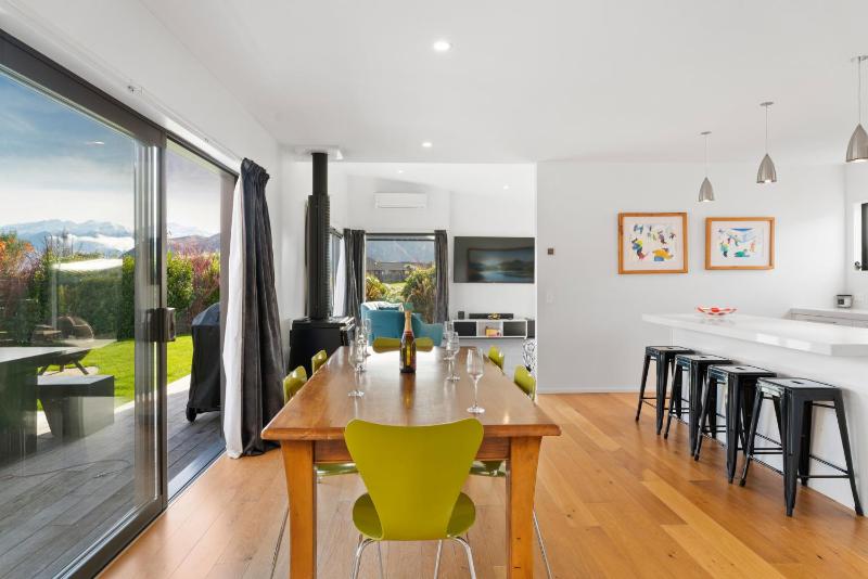 Casa Central - Wanaka Holiday Home - image 12