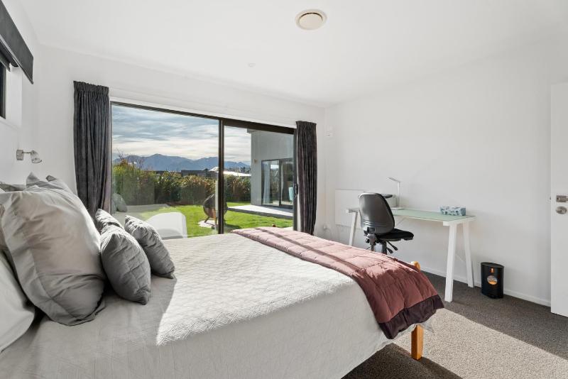 Casa Central - Wanaka Holiday Home - image 13
