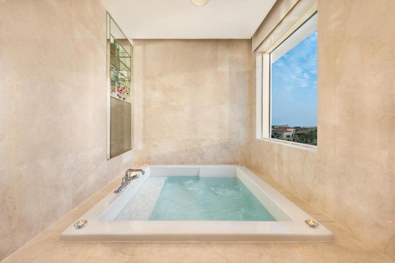 Al Raha Suite– Free daily shuttle bus to Yas attractions, Yas Mall and Grand Mosque image 3
